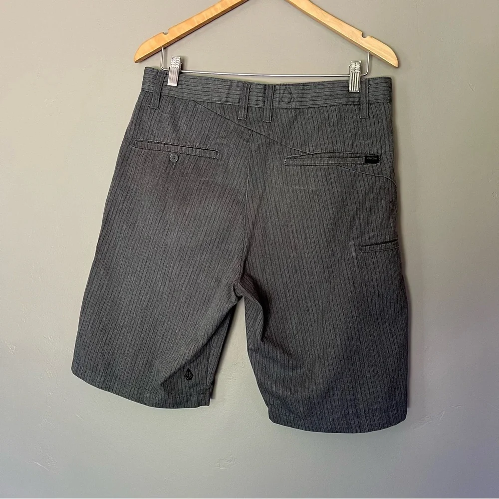 VOLCOM Y2K Vintage Gray Pinstripe Bermuda Board Shorts Embroidered Logo Size 32